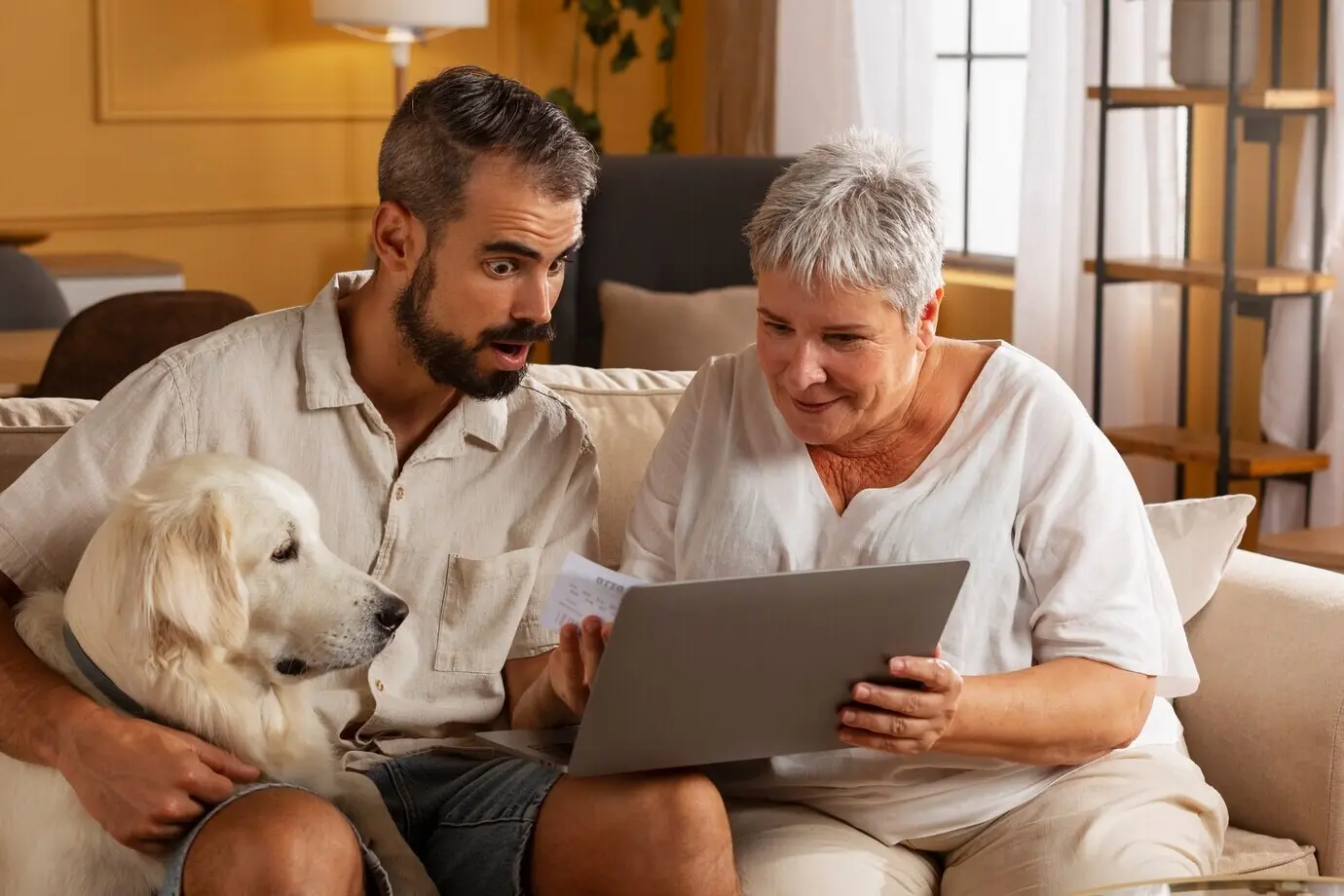 Halbnahe Aufnahme von überraschten Menschen mit einem Laptop.
